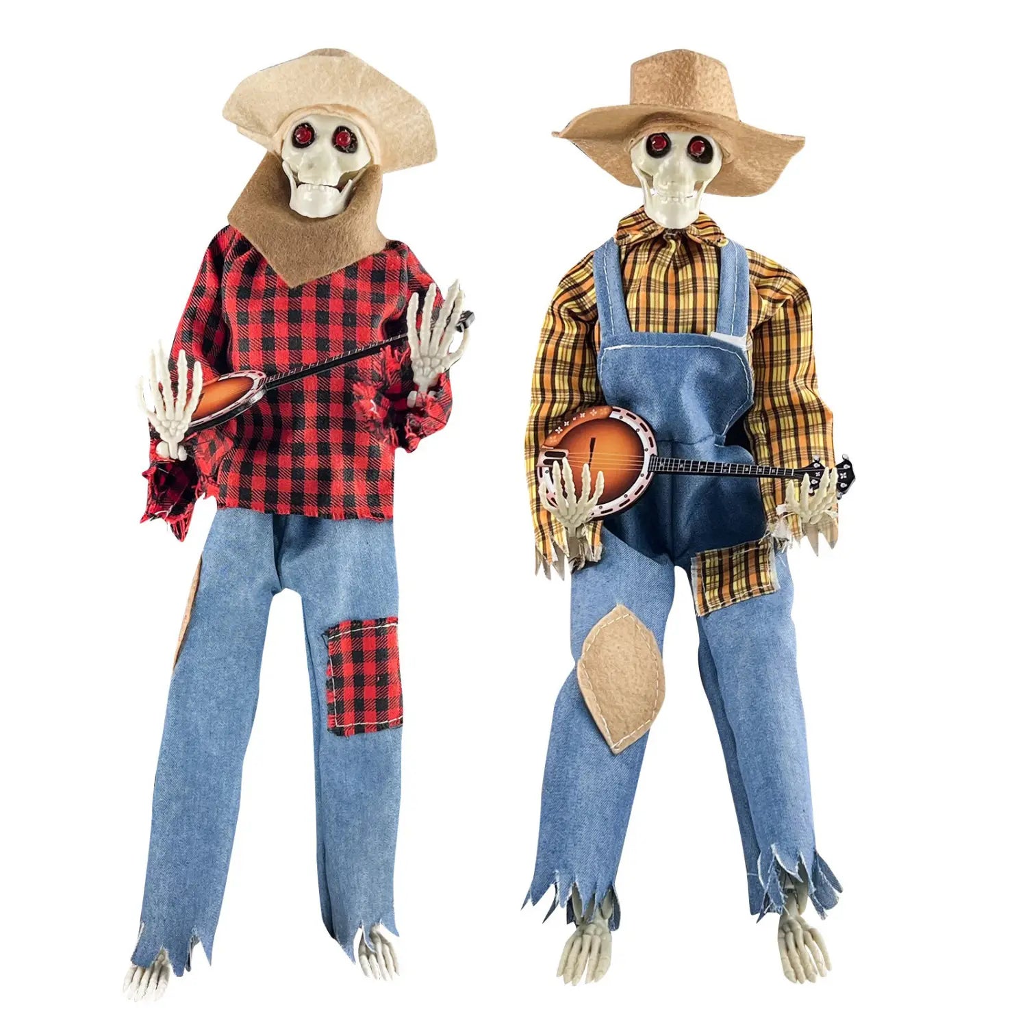 dos figuras de espantapájaros de Halloween vestidas como agricultores, con camisas de cuadros y jeans de mezclilla remendados, acompañan una decoración luminosa de calavera con un jugador de banjo en un montaje festivo de decoración de calaveras