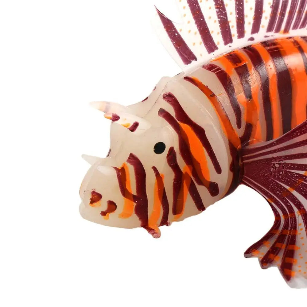 Eine durchscheinende künstliche Lippfisch-Silikon-Aquarienzierde in Form eines Lippfischs mit leuchtend orangefarbenen und bordeauxroten Streifen, detaillierten Flossen und einer glänzenden Oberfläche.