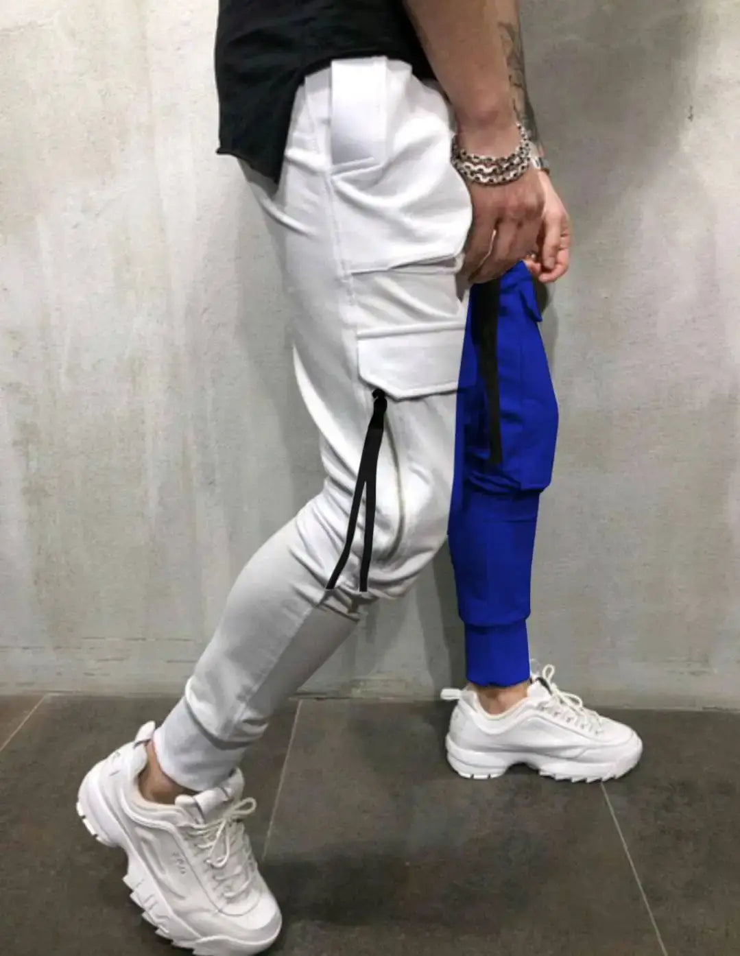 Pantalones cargo tipo jogger de hip hop bicolor blanco y azul real con cordones negros, con diseño por bloques de color para un estilo de ropa urbana