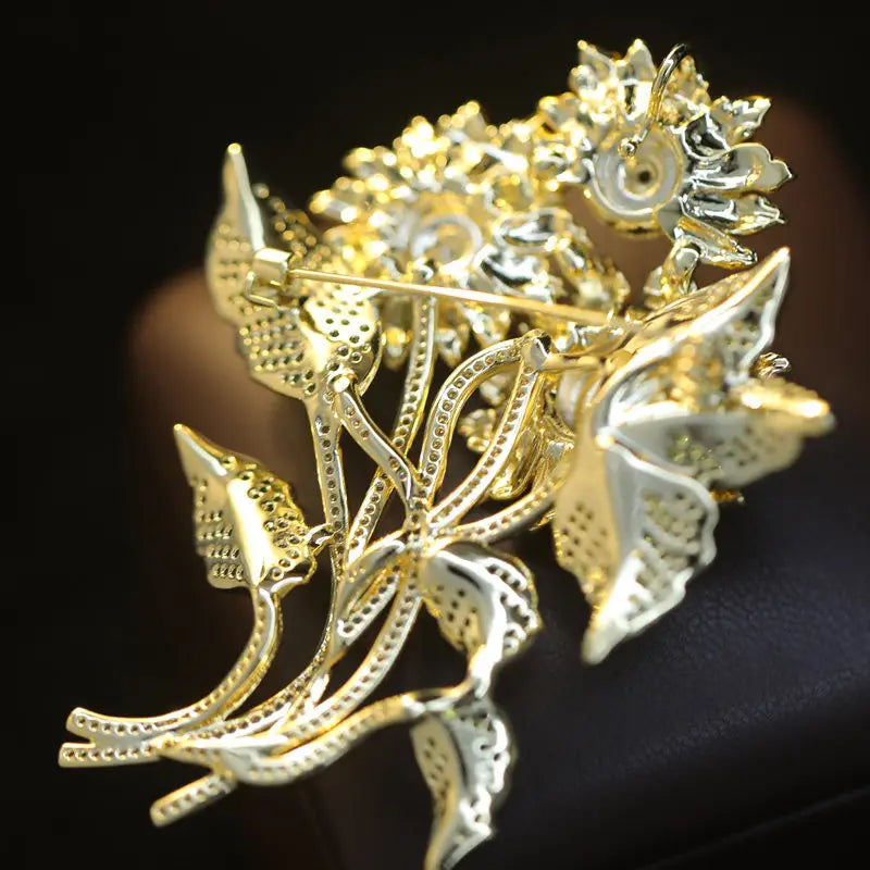 Broche delicado de mariposa de zirconio floral en oro y plata, con trabajo de filigrana intrincado y cristales incrustados, pin de lujo de diseñador.