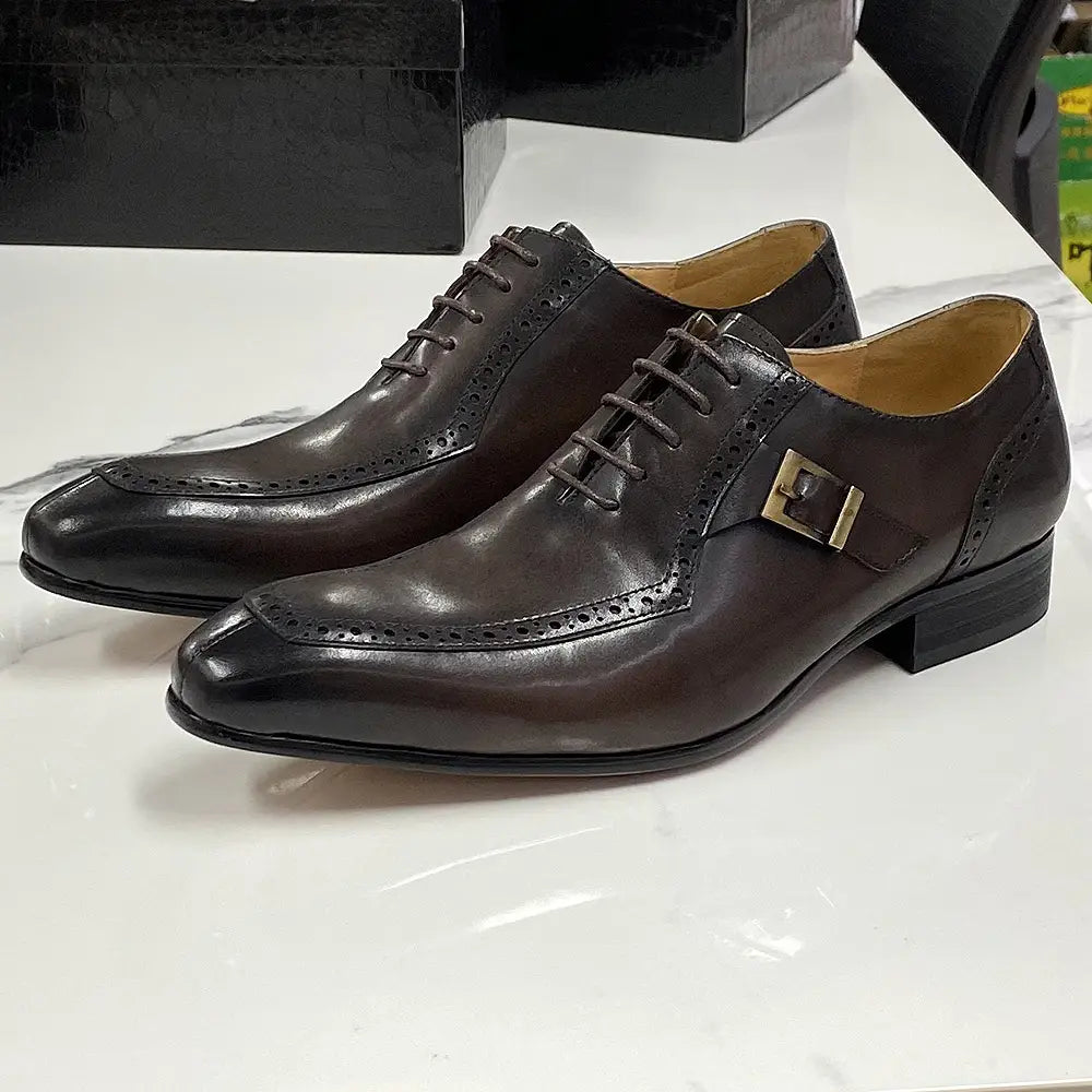 Chaussures de ville à bout brogue type derby Oxford pour homme en cuir véritable marron foncé, finition polie et boucle latérale ton or.
