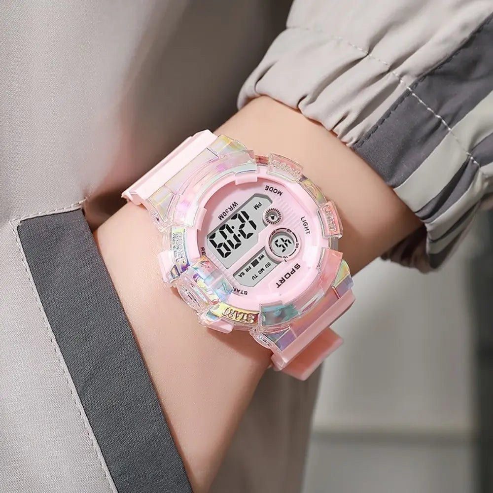 reloj digital deportivo para niños rosa con material de correa de silicona y material de caja de resina iridiscente translúcida, diseñado para uso activo, con batería incluida