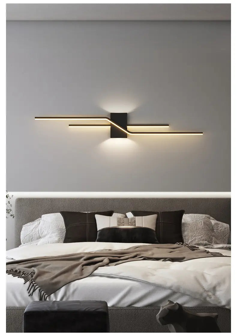 Aplique de pared LED minimalista con luz de tira moderna, con un diseño lineal moderno en negro y dorado y elegantes acentos angulares.
