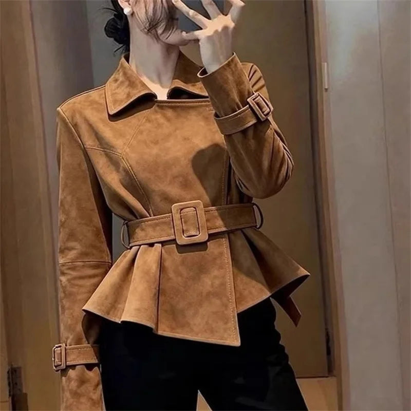 Braune Wildleder-Peplumjacke mit passendem Gürtel und verstellbaren Bündchen in einem Wildledermaterial in Hellbraun.