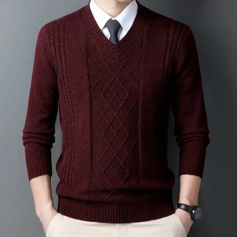 Ein kräftig weinroter V-Ausschnitt-Strickpullover mit aufwendigen Zopf- und Diamantmuster-Details, entworfen als lässiger Winterpullover für Herren.