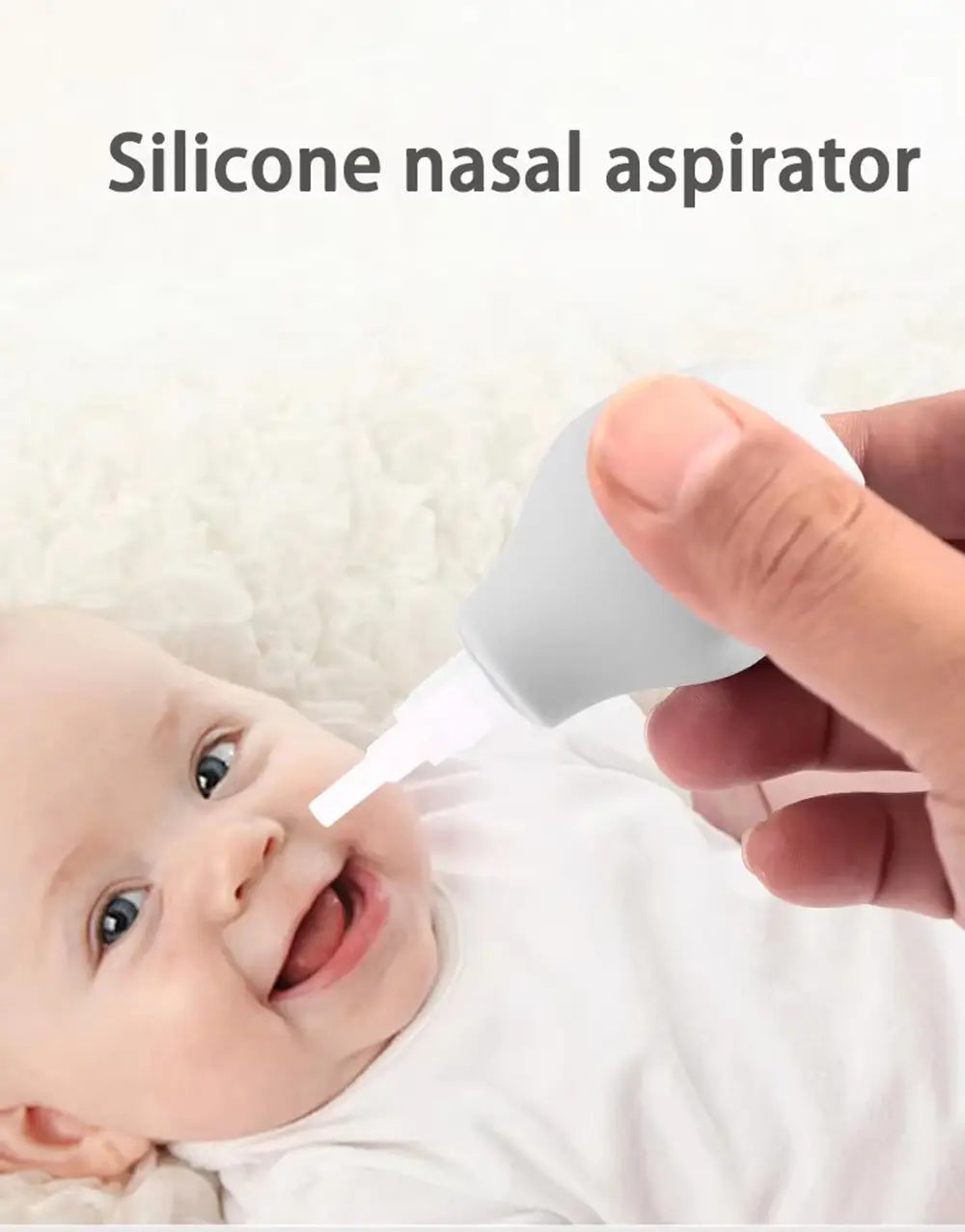 Ein weicher, transparenter weißer Silikon-Nasenabsauger mit sanfter Biegung und schmaler Spitze aus einem Baby-Pflege-Set für Neugeborene