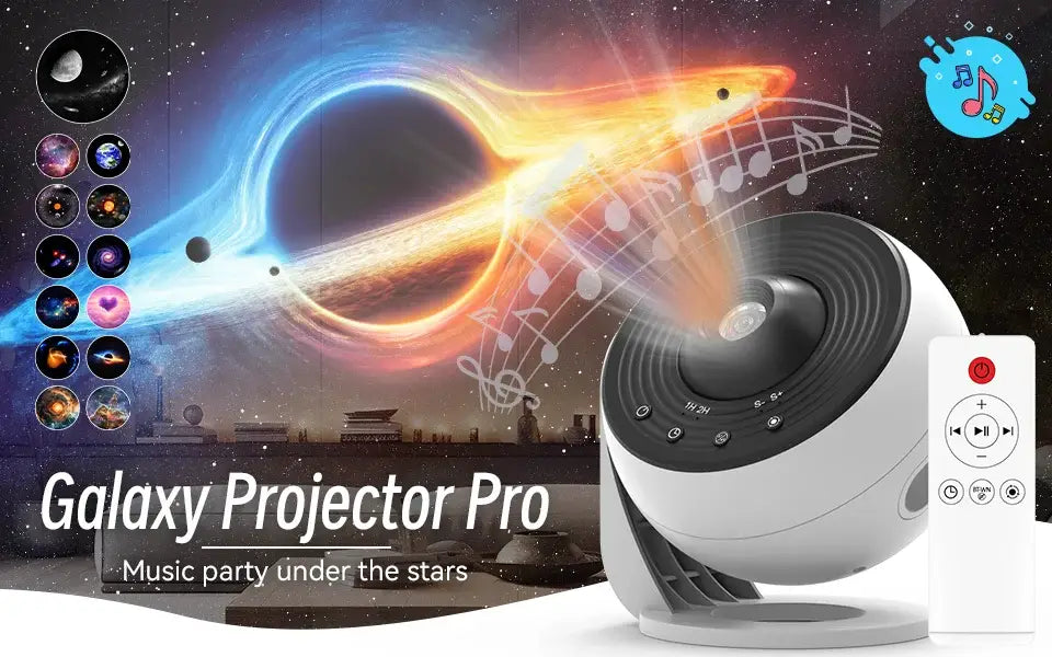 Galaxy-Projektor „Pro“ in Weiß und Schwarz mit elegantem, abgerundetem Design, der lebendige kosmische Szenen und weißen Rauschen projiziert, indem Planetenscheiben an Wände geworfen werden.