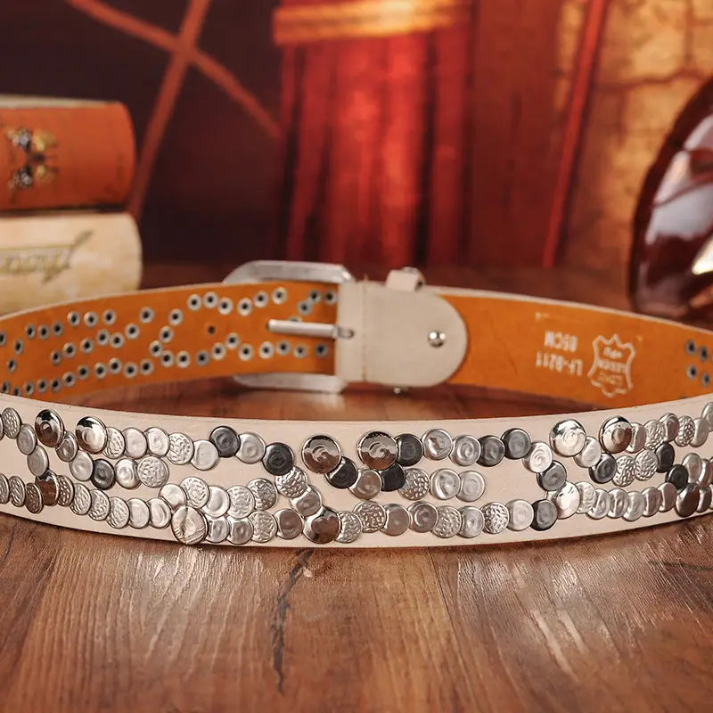 Ceinture punk en cuir clouté pour femmes, avec du cuir blanc, ornée de rangées de clous métalliques à tons argentés de tailles et de textures variées.