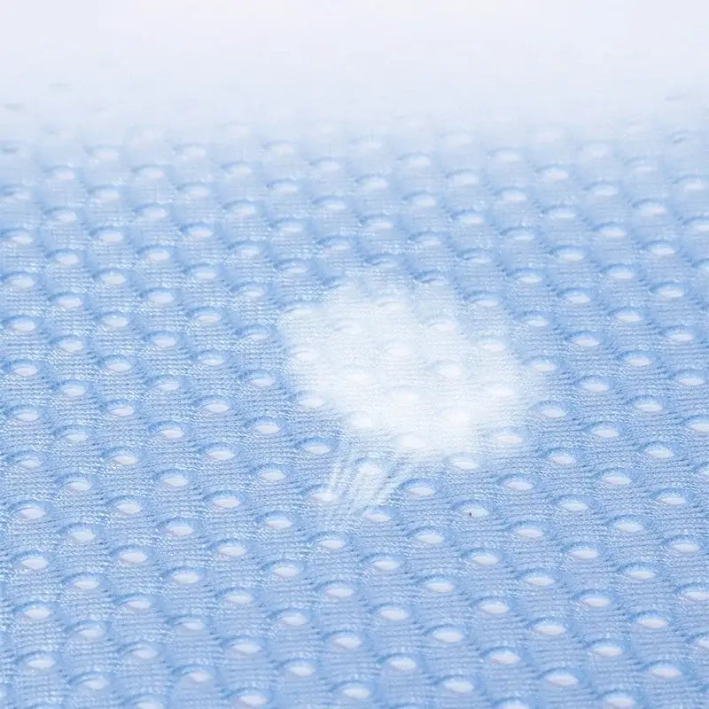 hellblauer perforierter Netzstoff mit einem dezenten Verlaufseffekt auf einer Baby-Badewannenmatte, verstellbares Neugeborenen-Unterstützungskissen.