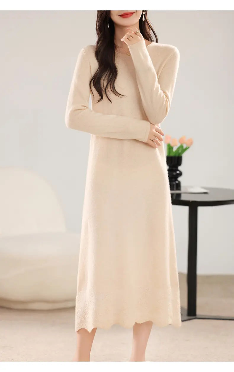 Ein weiches Wollstrickkleid in Creme mit langen Ärmeln und gesäumtem Volantabschluss.