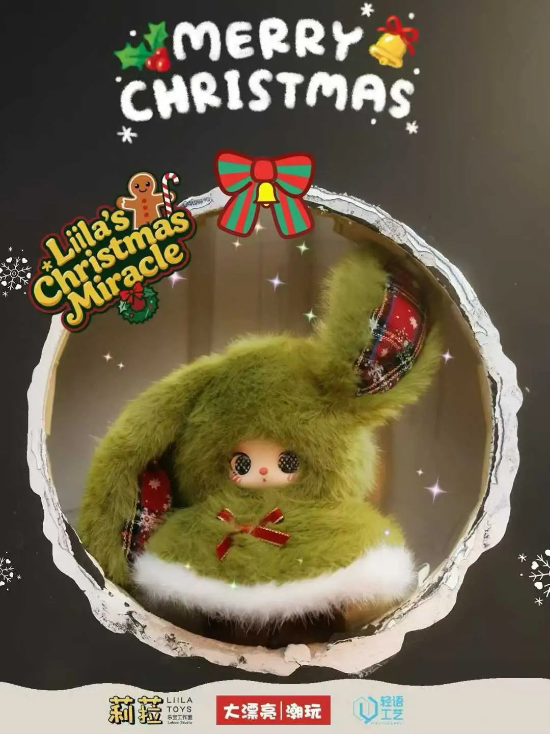 ビニールドール クリスマスアドベンチャーのブラインドボックスペンダントコレクションより、白い毛のフチと赤いリボンのアクセントが付いた、ぬいぐるみのような緑のビニールドールのウサギの置物。華やかなホリデーの衣装を着用している。