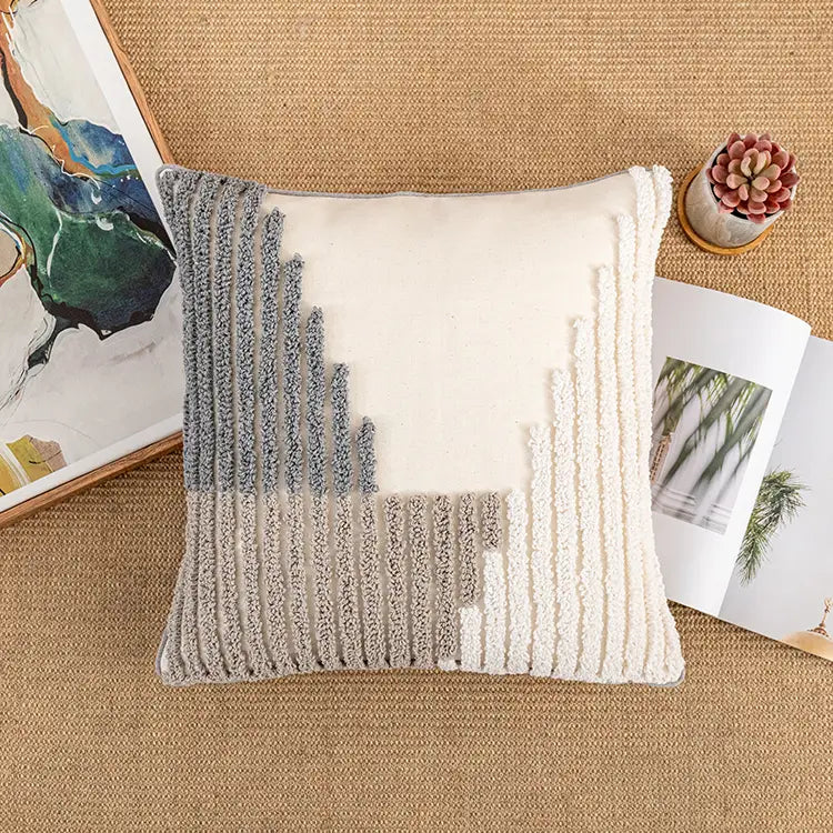 Beiger und grauer strukturierter Kissenbezug 45x45 cm mit vertikalen gerippten Garnakzenten für Boho-Haushaltsdeko.