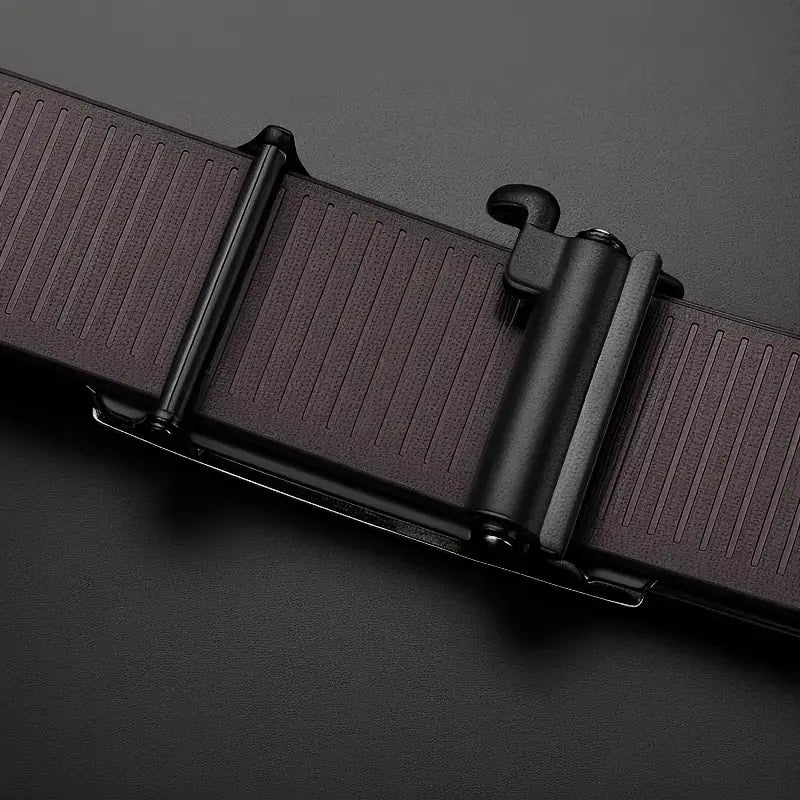Cinturón automático de cuero para hombre con hebilla de cierre automático en negro, con un diseño texturizado y una hebilla metálica elegante con acabado mate.