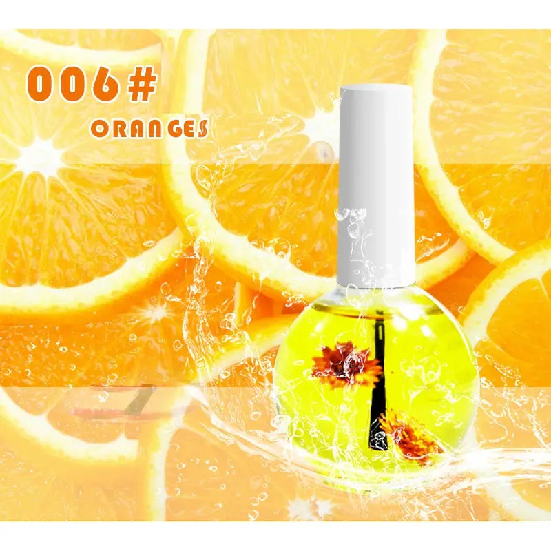 Une bouteille en verre transparente munie d’un bouchon blanc, remplie d’un traitement huile revitalisant des fleurs séchées pour les ongles et les cuticules d’un jaune orangé éclatant, contenant des pétales de fleurs séchées d’orange flottants.