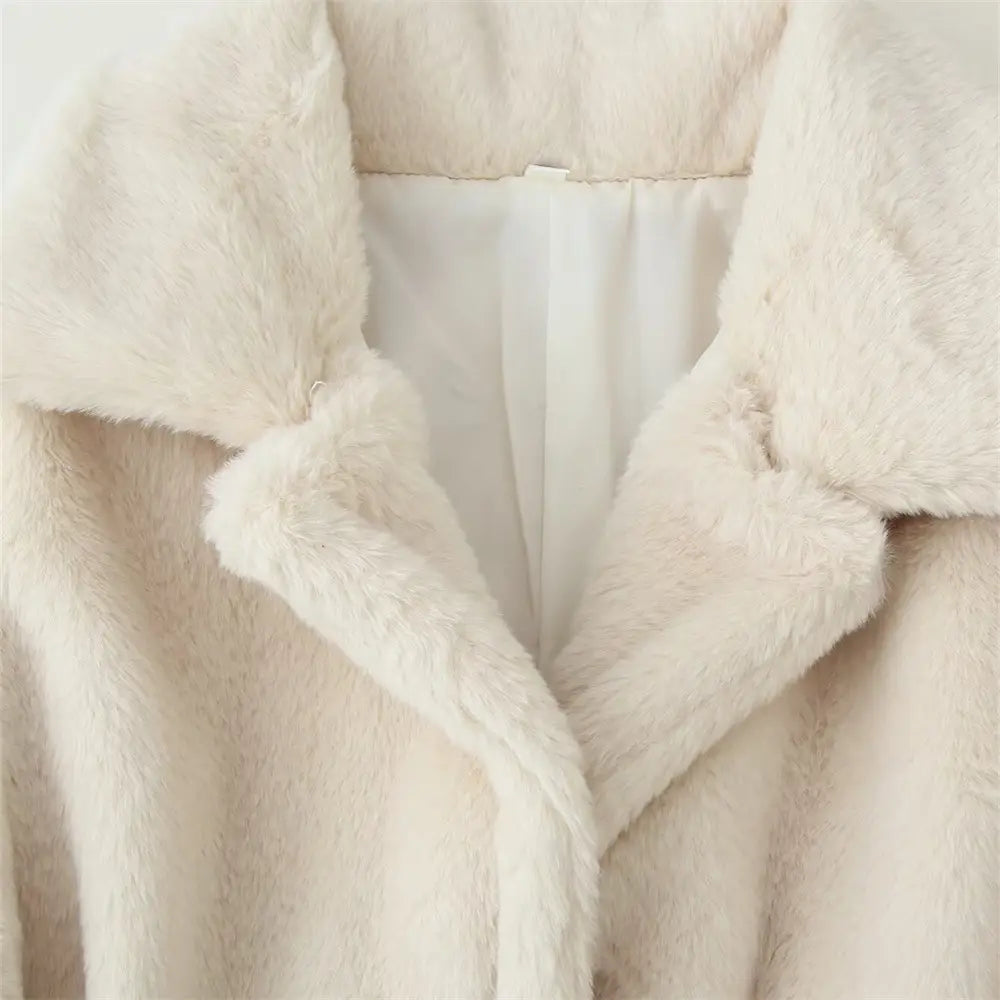 Cremefarbener Kunstfell-Mantel mit Bindegürtel für Damen in cremefarbener Ausführung, mit üppig weicher Oberfläche, weitem Kragen und körpernaher Passform.