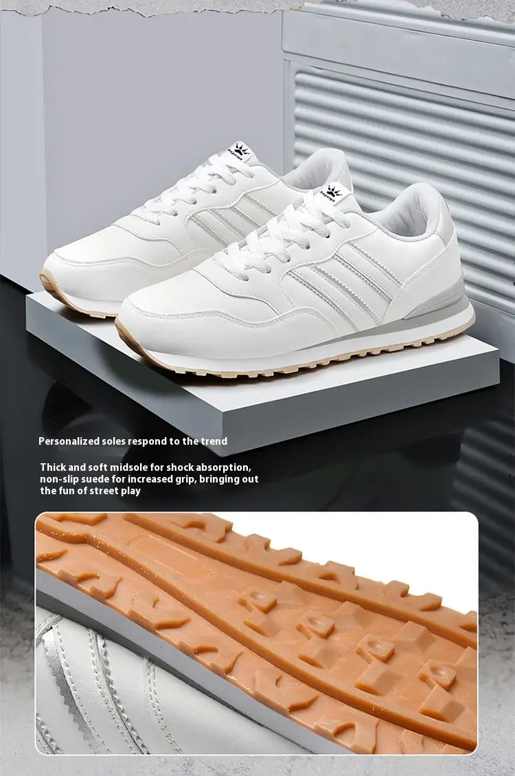 Baskets de sport de course rétro en cuir blanc au design minimaliste, avec trois bandes parallèles sur le côté et une semelle en caoutchouc texturée, pour un port décontracté.