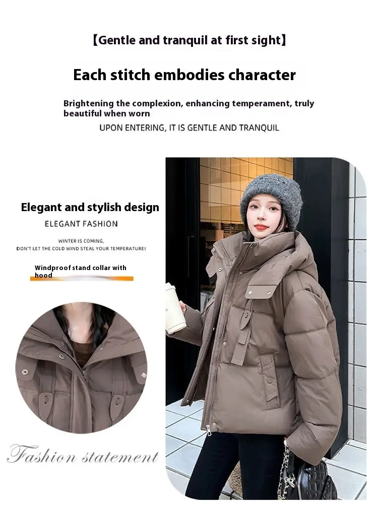 Veste courte matelassée à capuche pour femme beige, confortable, avec col montant et plusieurs poches avant conçues pour l’habillement d’hiver chaud.