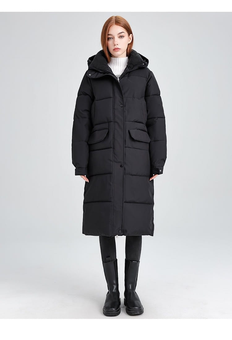 Manteau long matelassé à capuche pour femmes en noir, en tissu matelassé, avec poches avant et capuche, pour les temps froids.