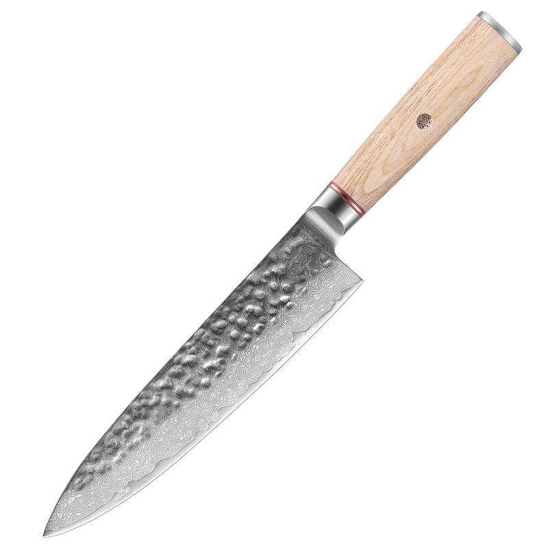 Un cuchillo de chef elegante con hoja de acero damasco martillado y un mango de madera de color claro de la colección de set de cuchillos de chef de damasco de 7 piezas con mango de madera martillado.