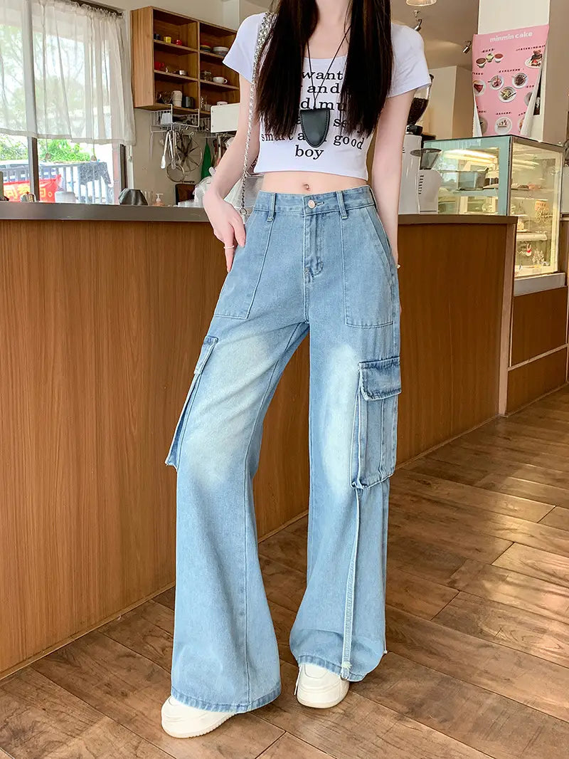 Jeans-Cargohose mit weitem Bein und mehreren Taschen aus strapazierfähigem Denimstoff, in hellem Wasch, für den lässigen und funktionalen Einsatz.