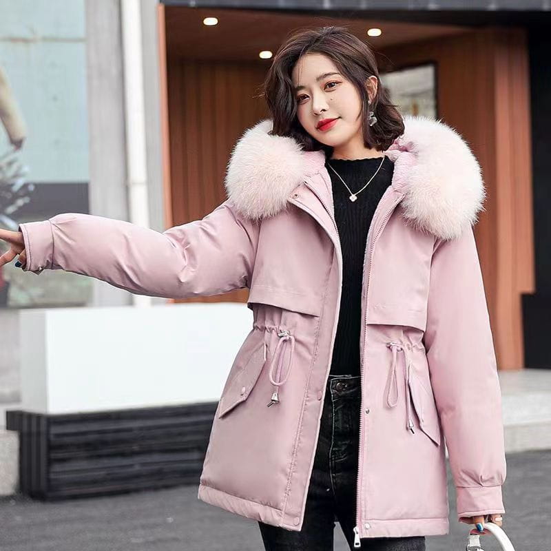 Damen Winter-Parka in mittlerer Länge aus weichem Plüsch in sanftem Rosa mit einem Puffer-Design und einer plüschigen, weißen Fellverbrämung an der Kapuze; mit Kordelzug seitlichen Taschen.