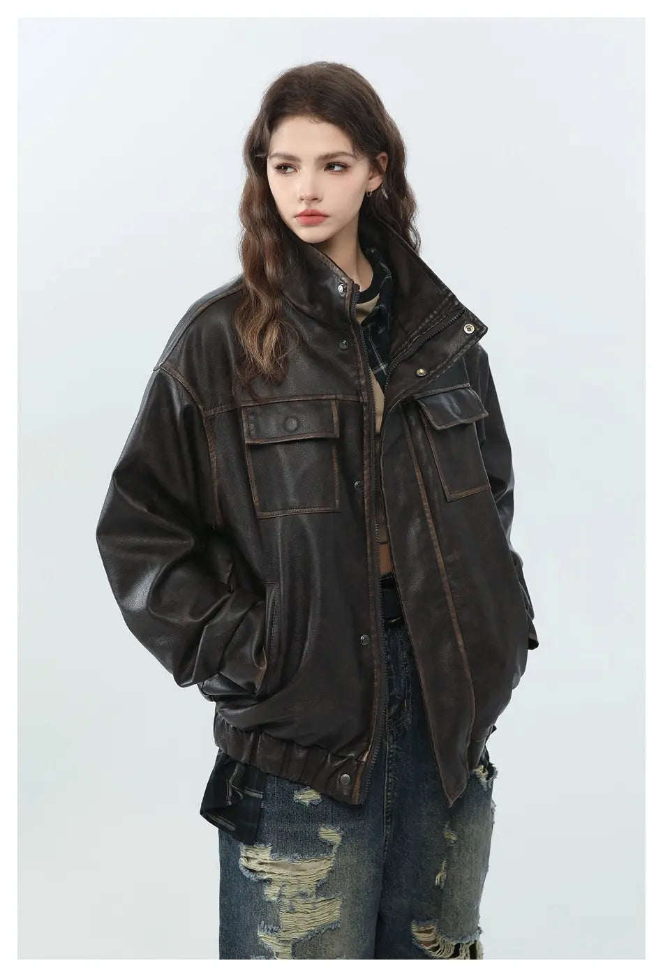 Dunkelbraune Biker-Bomberjacke aus Kunstleder mit robustem, ausgefranstem Finish und klassischen Utility-Taschen.