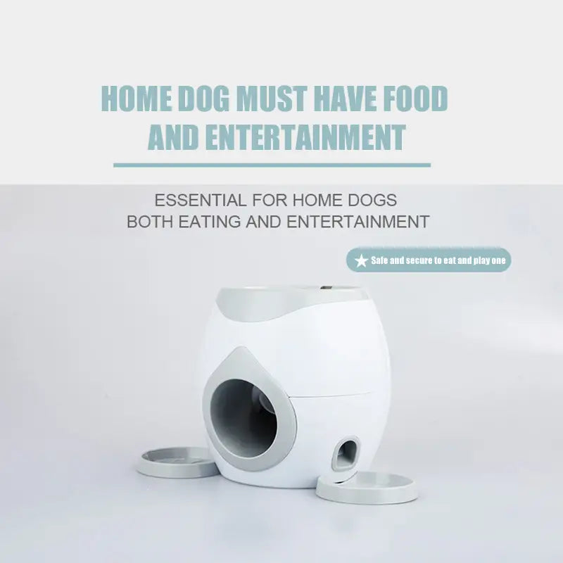 Lanceur d’aliments pour balle de tennis en plastique blanc et gris clair et distributeur intelligent pour animaux de compagnie, doté d’un design en dôme arrondi comportant plusieurs ouvertures pour la distribution des aliments.