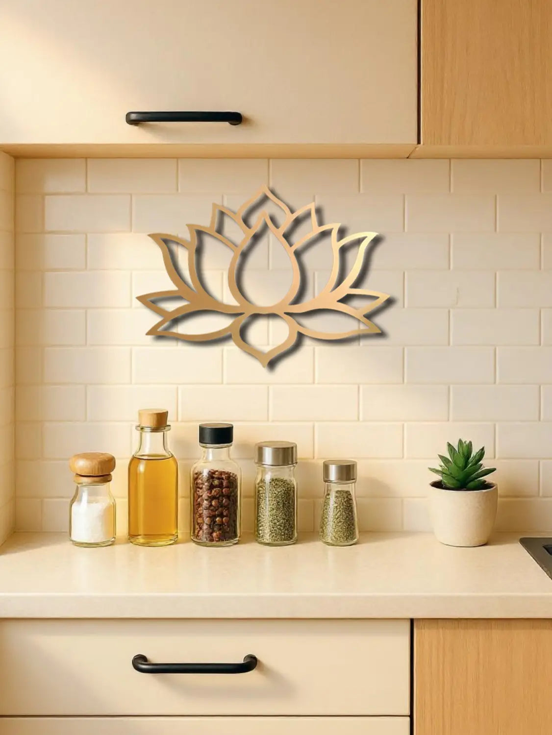 Eine minimalistische Wandkunst aus goldfarbenem Metall mit Lotus-Motiv und einem eleganten Aussparungsdesign für eine moderne minimalistische Einrichtung.