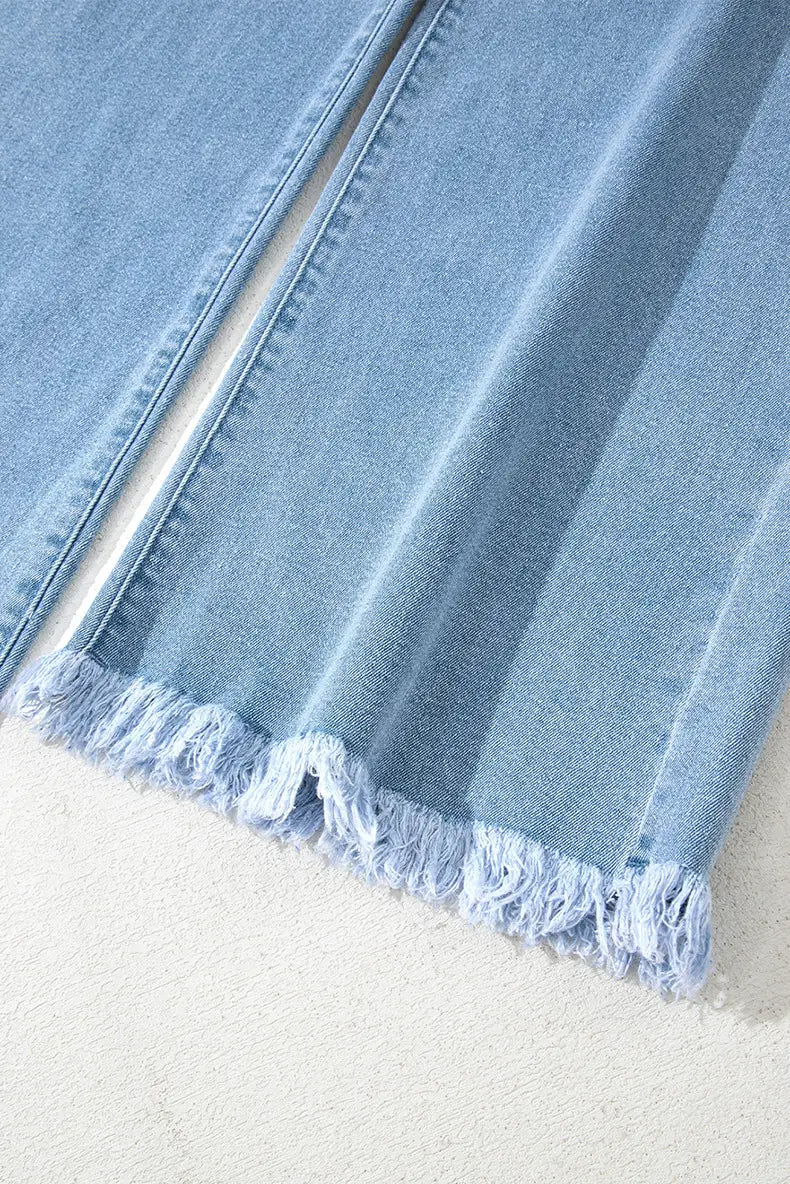 Jupe en denim bleu clair à ourlet effiloché, associée à un jean à taille haute en denim rose effiloché à jambes larges.