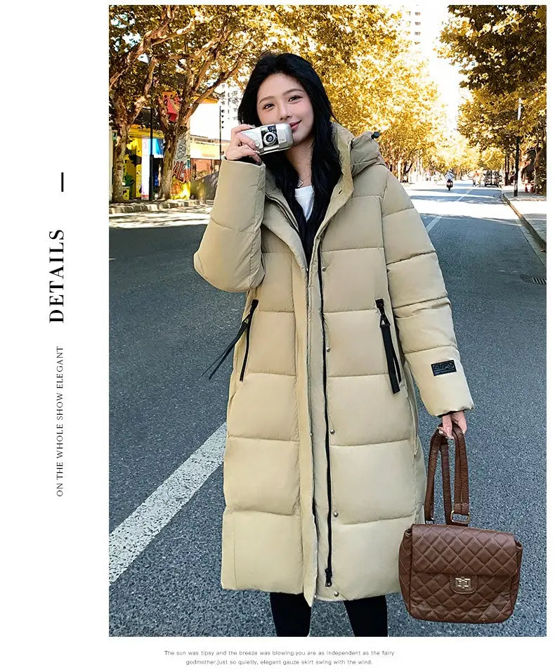 Beige koreanische gesteppte Pufferjacke mit Kapuze mit Steppfeldern und schwarzen Reißverschluss-Akzenten.
