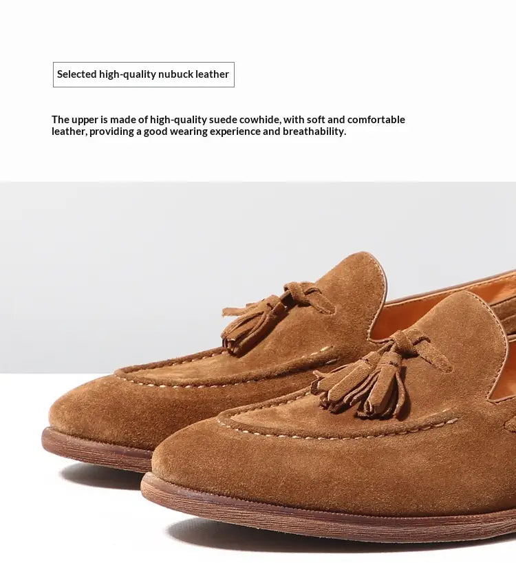 Mocassins à pampilles en daim beige, présentant des pampilles décoratives à l’avant et une semelle en caoutchouc cousue.