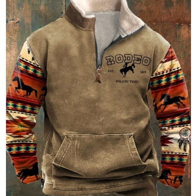 Chaqueta de forro polar para hombre con patrón geométrico en color beige, con cierre de cuarto (quarter-zip), cuello forrado con sherpa y mangas con un patrón temático de rodeo vibrante en naranja, rojo, negro y tonos tierra.