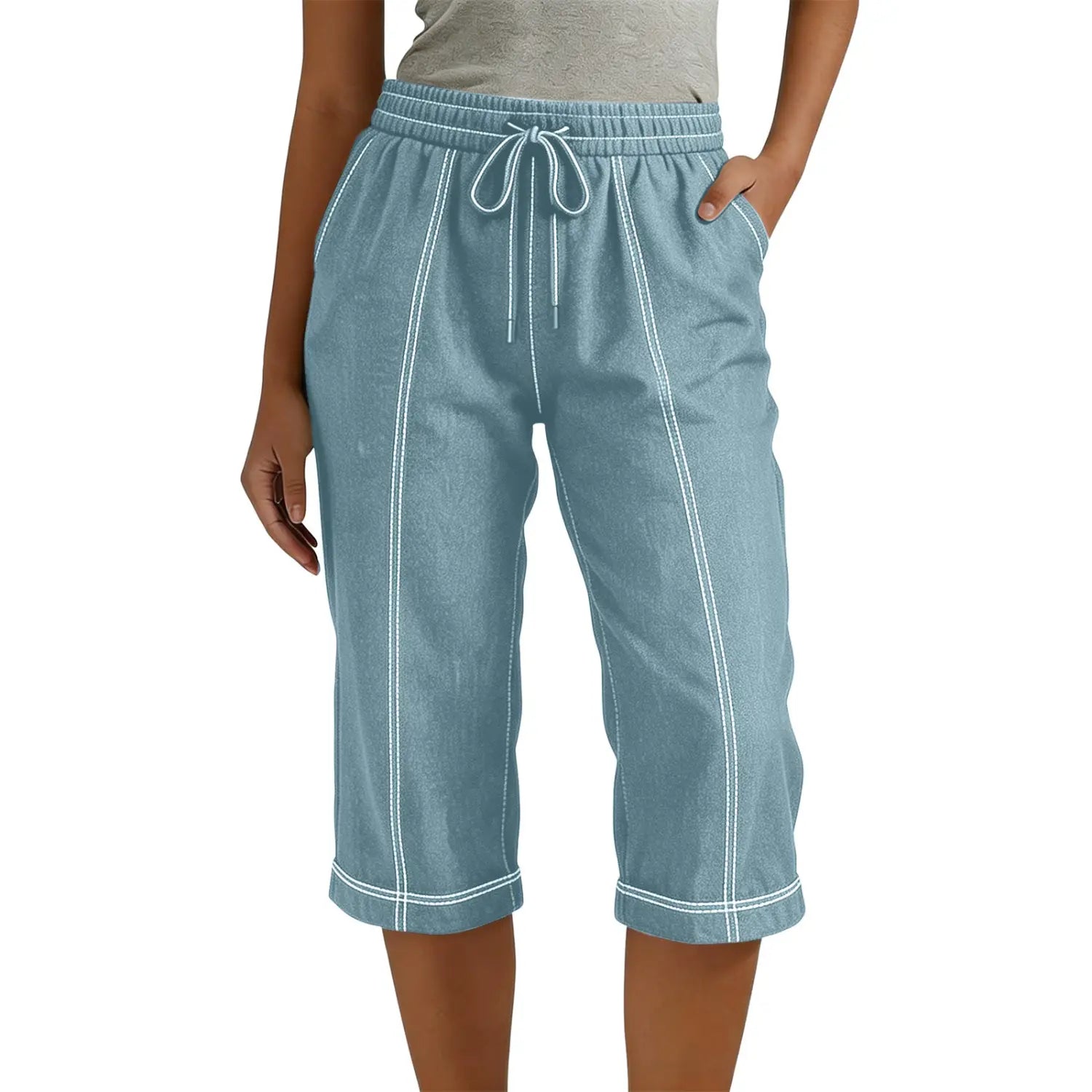 Capri-Hose aus hellblauem Denim mit Kordelzug, mit weißen Ziernähten und lockerer Passform für den lässigen Alltag.