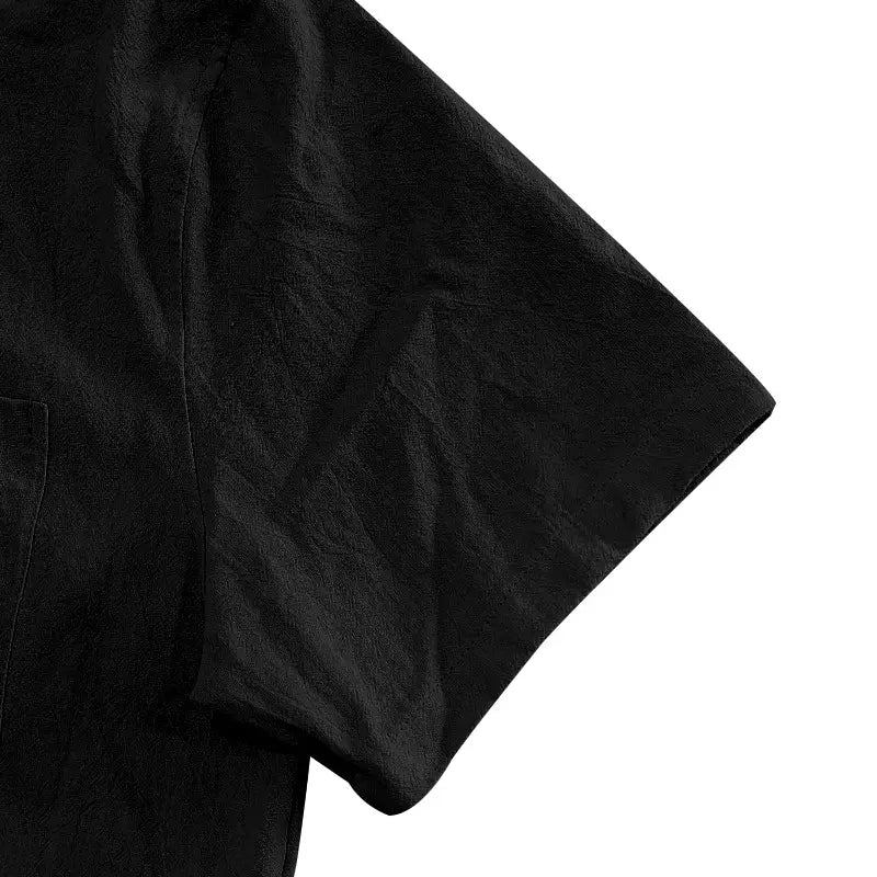 Herren-Leinenhemd mit kurzen Ärmeln in Schwarz, mit dezent strukturierter Stoffoberfläche, entworfen als legeres Button-down.