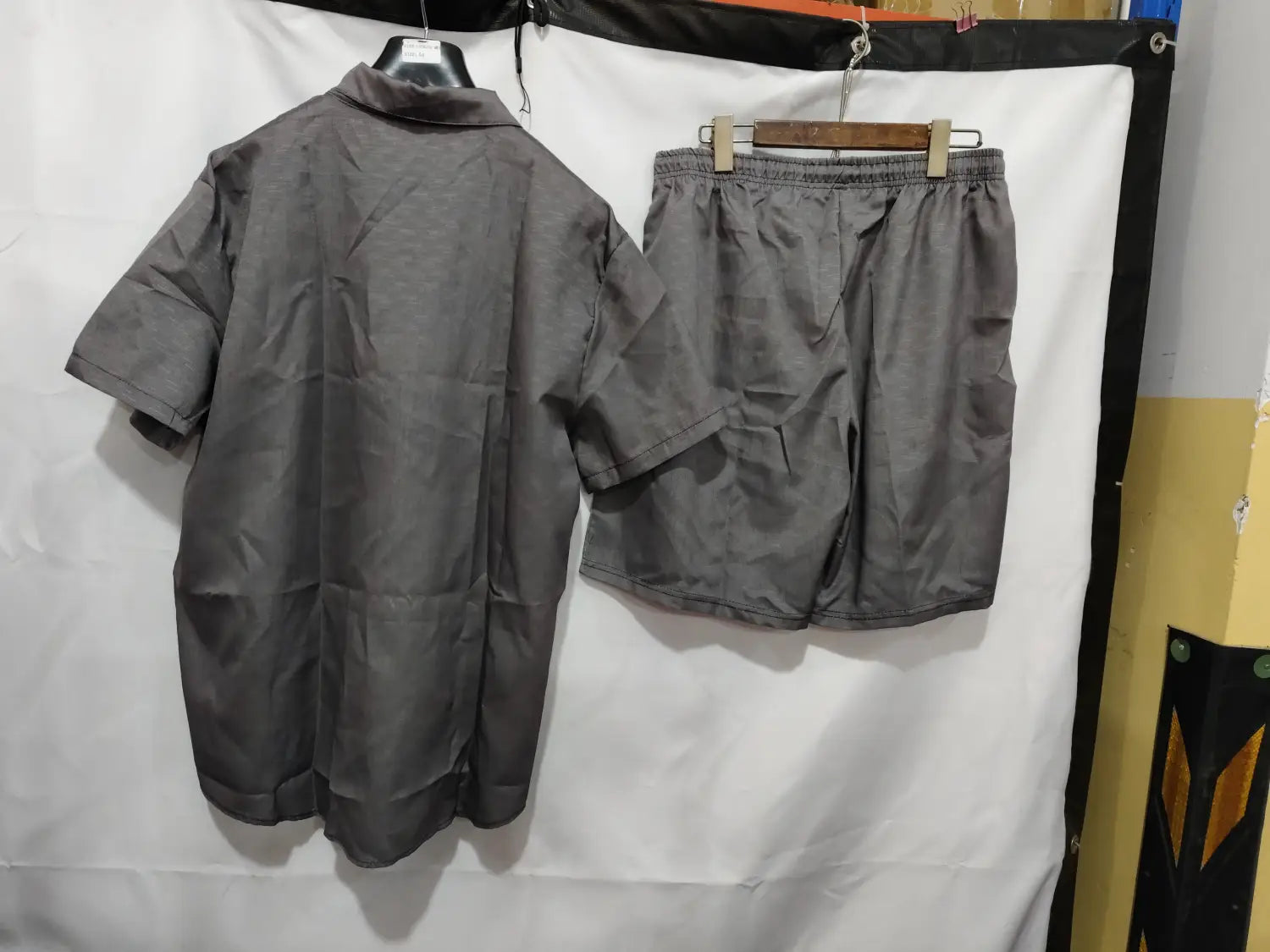 chemise en lin grise boutonnée et ensemble de shorts assortis, en tissu lisse, coupe décontractée, conçu pour une tenue décontractée pour homme.