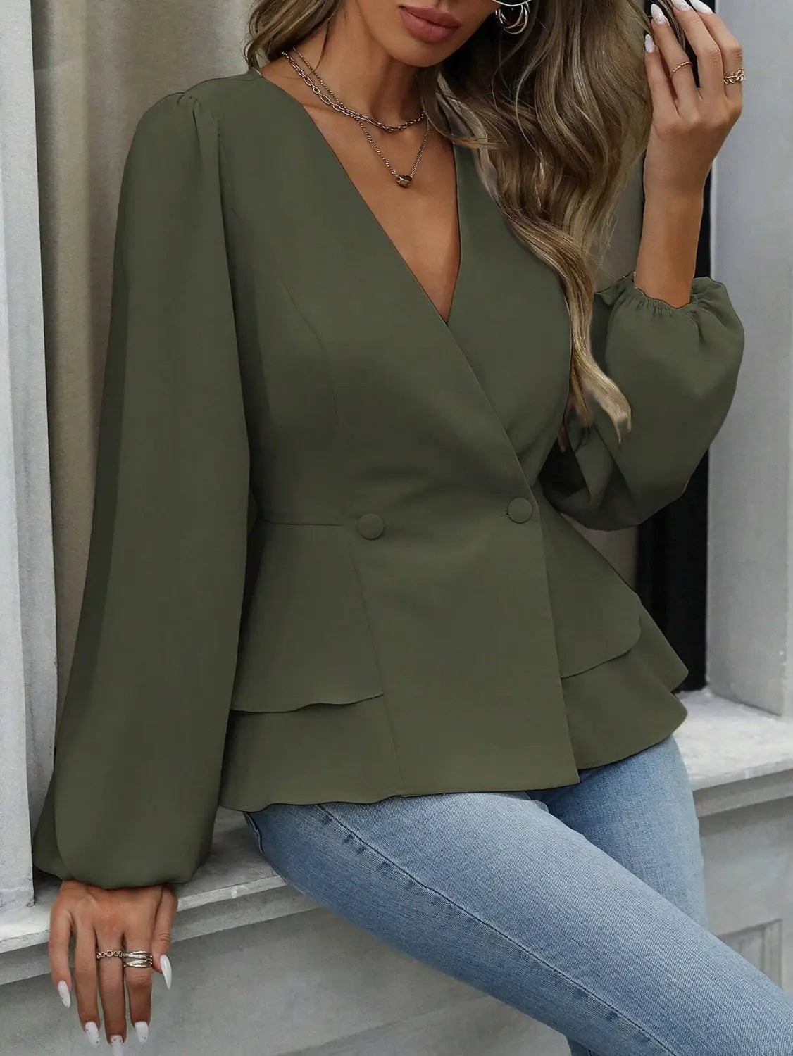 Chaqueta blazer envolvente color verde oliva de manga larga con puños fruncidos y bajo peplum, diseñada como chaqueta blazer peplum con mangas farol y cuello en V.