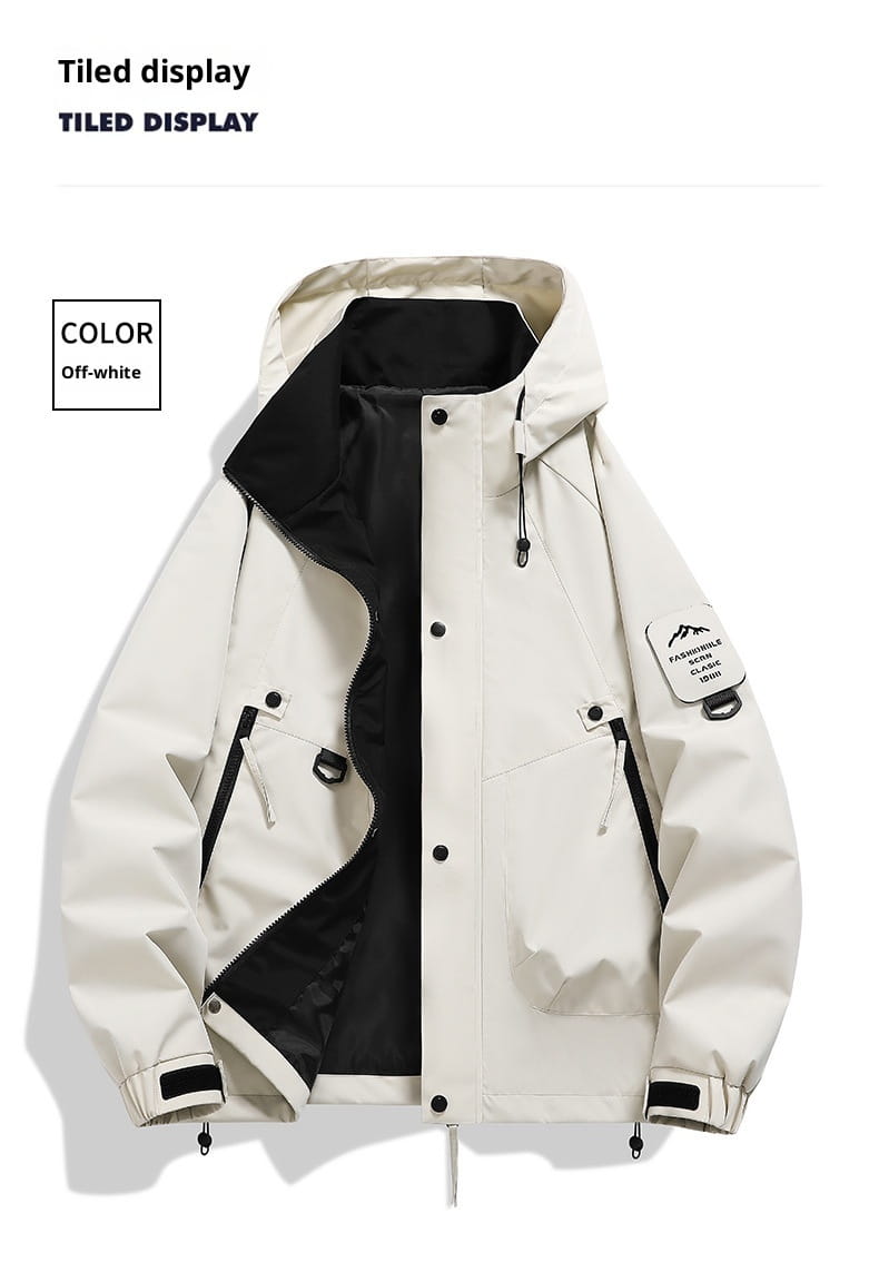veste utilitaire imperméable et coupe-vent moderne pour homme, blanc cassé, avec doublure intérieure noire et un écusson sur la manche, doté d’une capuche.