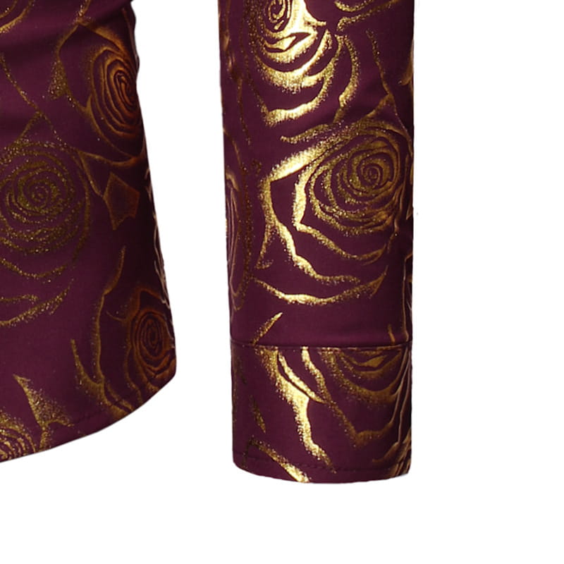 Chemise décontractée pour homme à manches longues en or floral de rose bordeaux profond, présentant un motif élégant de rose dorée sur l’ensemble du tissu.