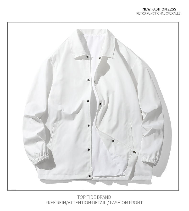 Herren-Japan-Casual-Loose-Coachjacke in Weiß aus Baumwollcanvas mit schwarzen Knopfverschlüssen und elastischen Bündchen.