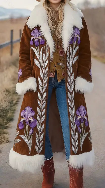 Brauner samtiger bestickter langem Wintermantel aus Kunstfell mit weißem Fellbesatz und bestickten Iris-Motiven in Lila.