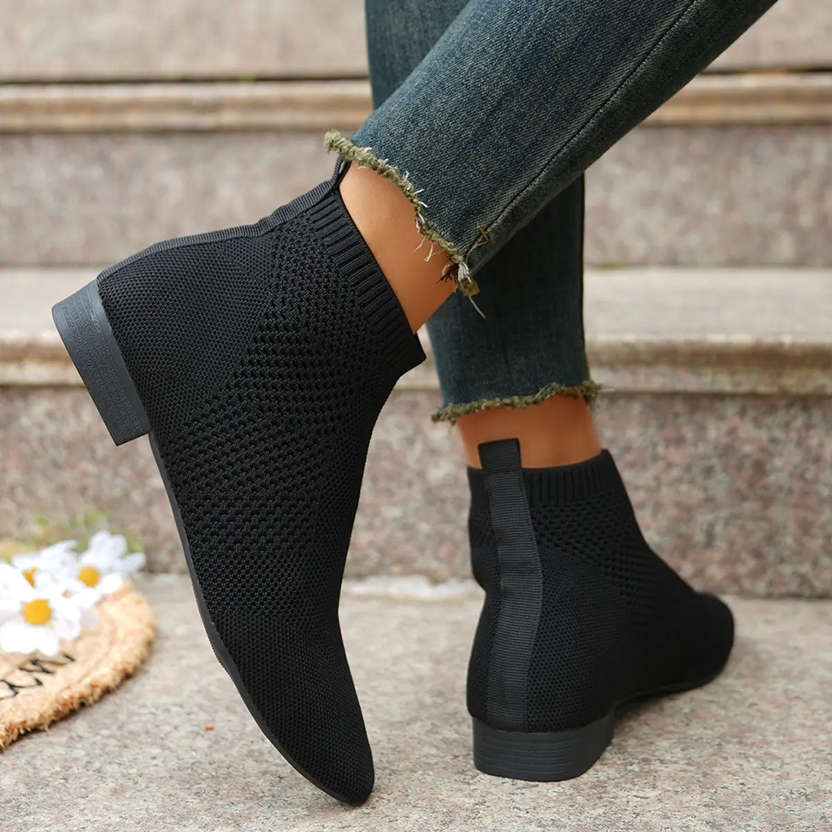 Schwarze Strick-Schnürstiefeletten mit strukturierter Mesh-Oberseite und niedrigen Blockabsätzen, entworfen für das Plus-Size-Segment.