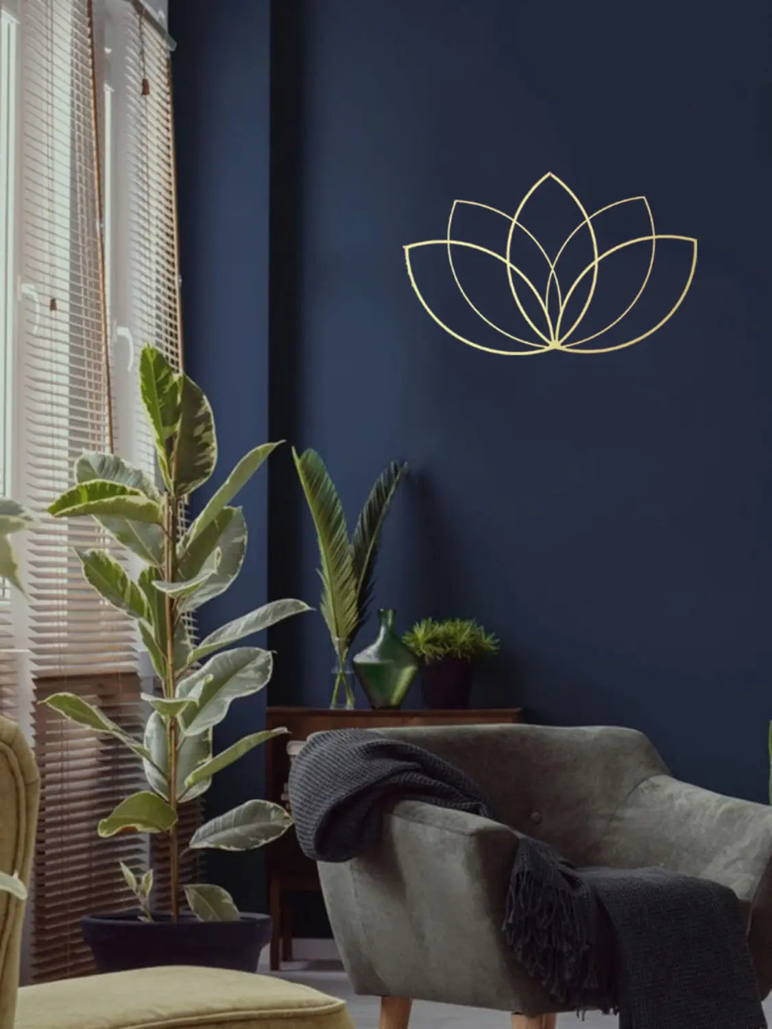 Goldfarbene minimalistische Lotusblumen-Metall-Wandkunst, entworfen als moderne Zen-Dekoration für Innenräume