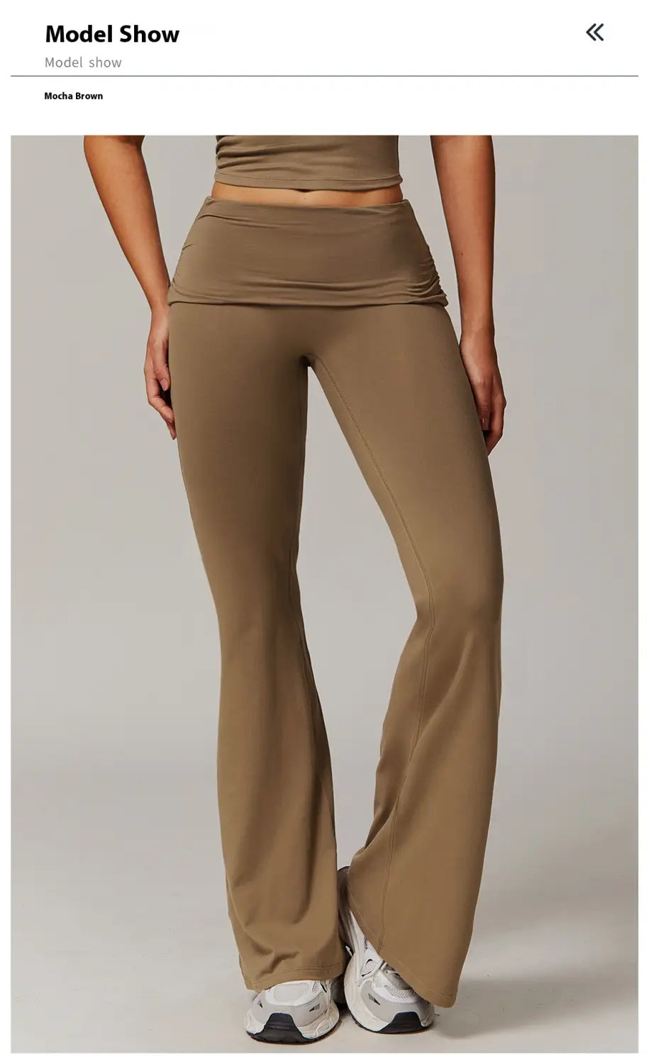 pantalones de yoga acampanados de cintura alta color mocha marrón hechos de tejido suave elástico con fruncido sutil en la cinturilla.