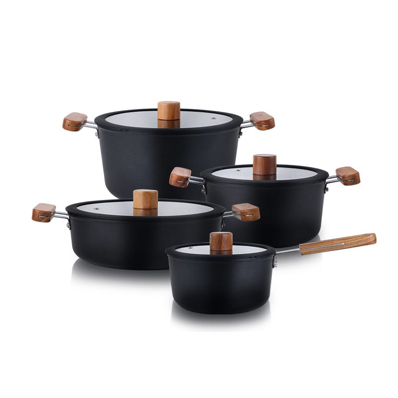 Juego de ollas de cerámica negras antiadherentes con mangos de madera y tapas de vidrio para una cocción versátil.