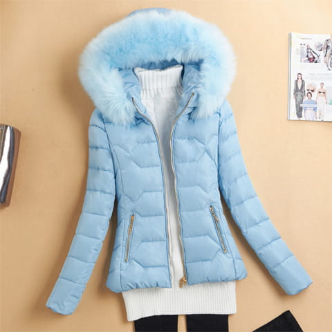 Veste matelassée puffer bleu clair pour femme avec une capuche en fourrure bleu clair duveteuse, conçue pour les vêtements d’hiver.