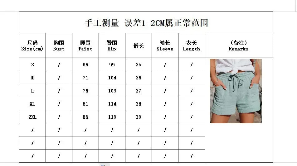 リラックスしたフィット感のライトブルーのコットンリネン素材のワイドレッグショートパンツで、伸縮性のあるドローストリング付きウエストバンド。