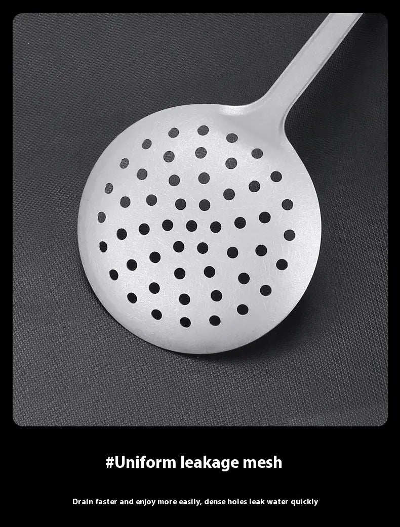 Cuillère à trous en acier inoxydable argentée, avec des perforations circulaires disposées de manière régulière pour un égouttage efficace dans la spatule pour wok en titane et l’ensemble d’ustensiles de cuisine.