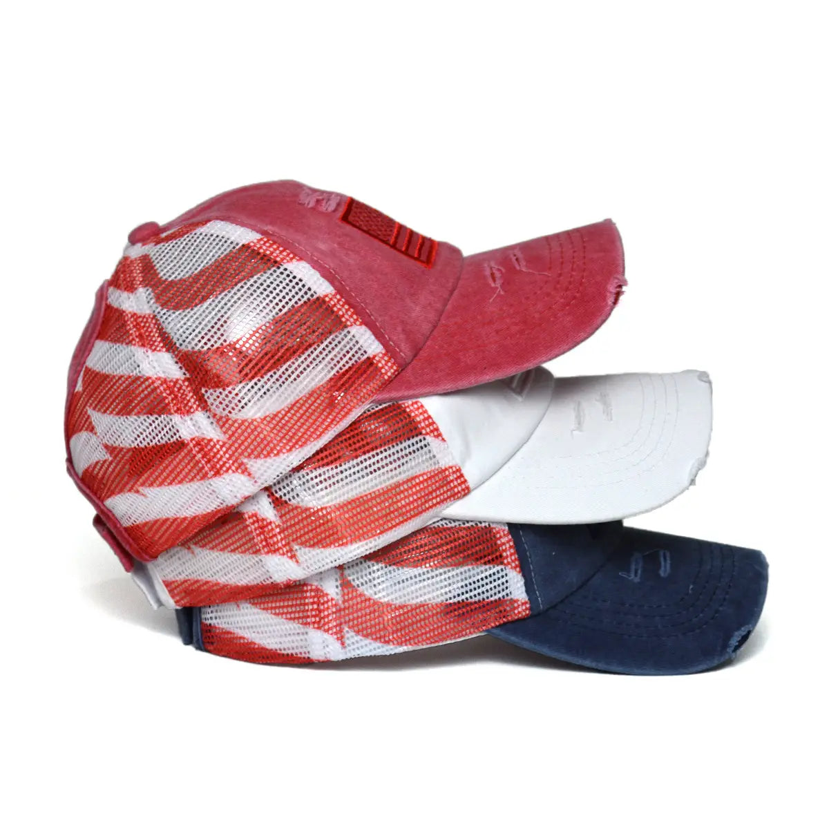 Casquettes de baseball en denim à motif de drapeau américain superposées pour femmes, en rouge, blanc et bleu marine, avec des panneaux en maille et un tissu délavé.