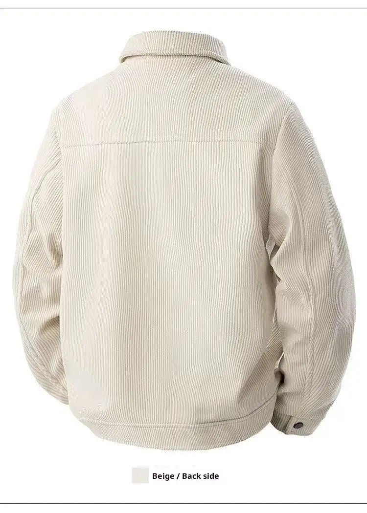 Beige Herren-Cord-Arbeitsjacke mit klassischem Kragen und gerippter Textur, ausgelegt für lockere, lässige Kleidung.