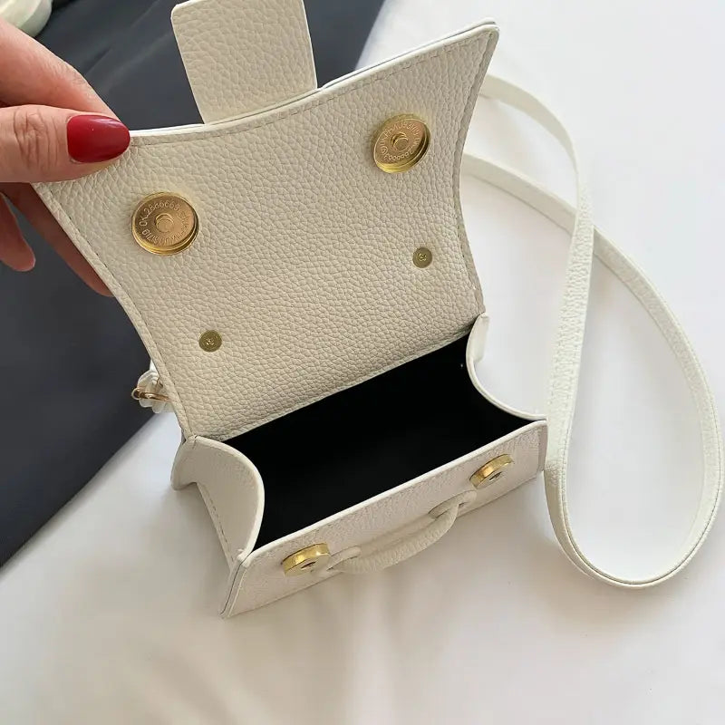 Weiße, strukturierte Kunstleder-Mini-Crossbody-Umhängetasche mit goldfarbenen Beschlägen und passendem Riemen für den Freizeit- und formellen Gebrauch.